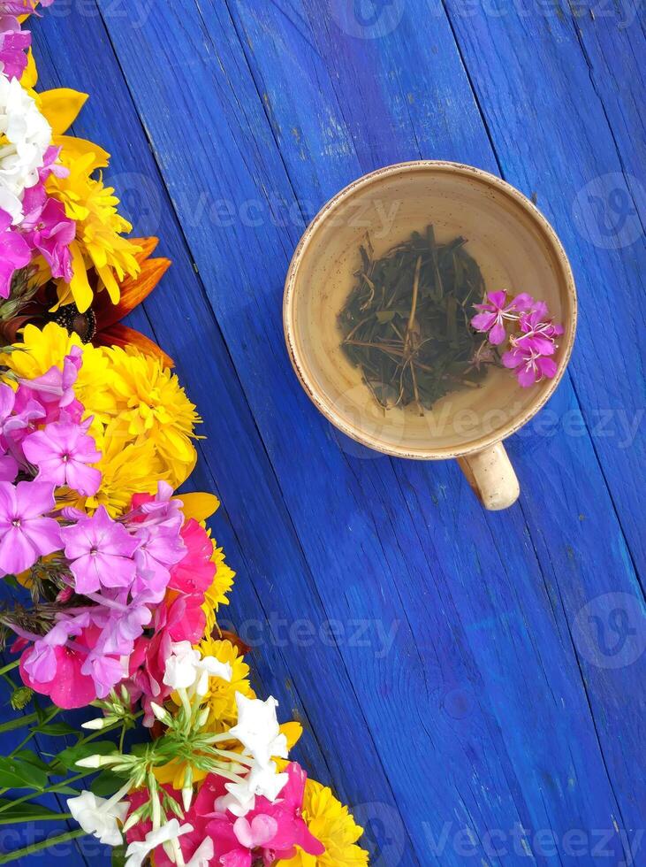 gesund Kräuter- Tee mit medizinisch Kräuter. foto