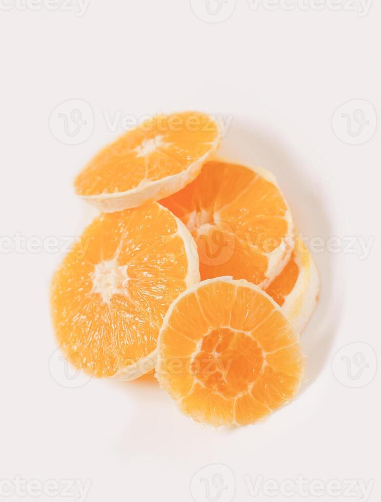 geschnitten Orange auf ein weiß Teller foto