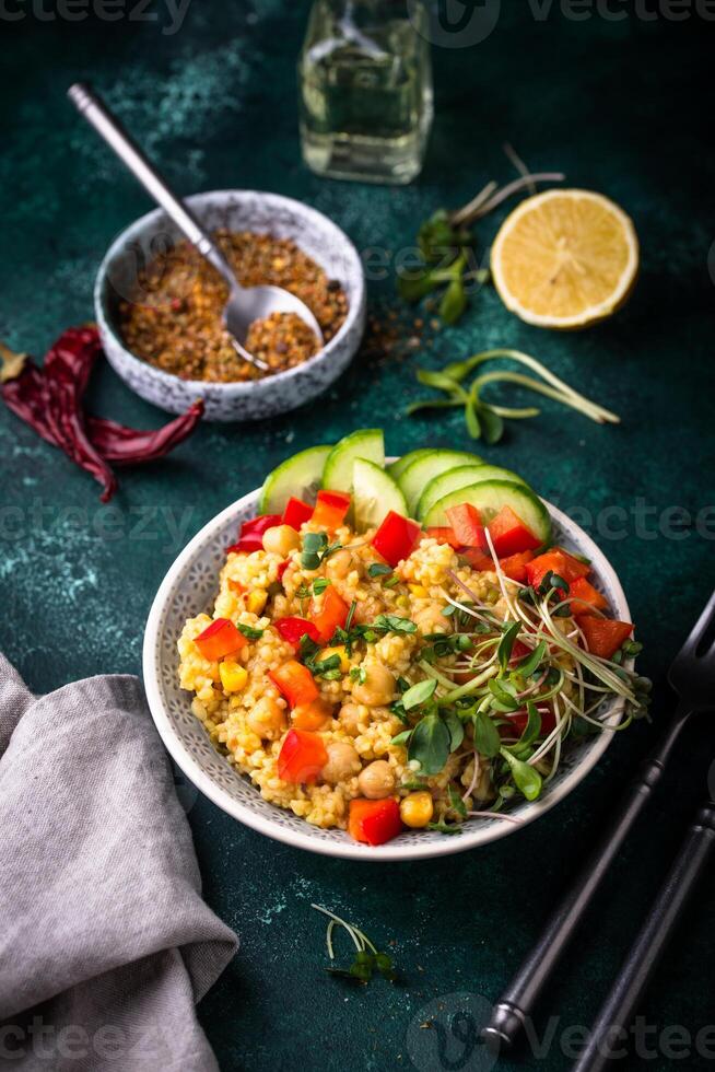 Bulgur mit Kichererbsen und Gemüse foto