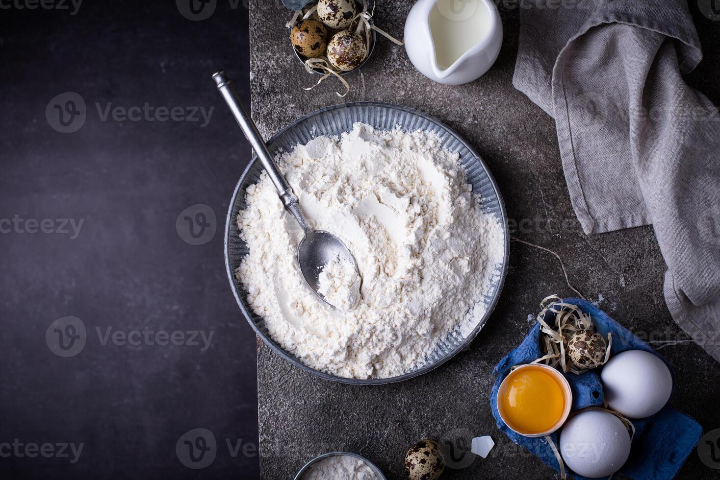 Backen Zutaten mit Mehl und Eier foto