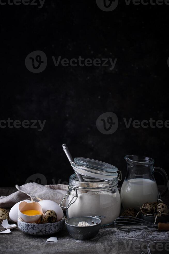 Backen Zutaten mit Mehl und Eier foto