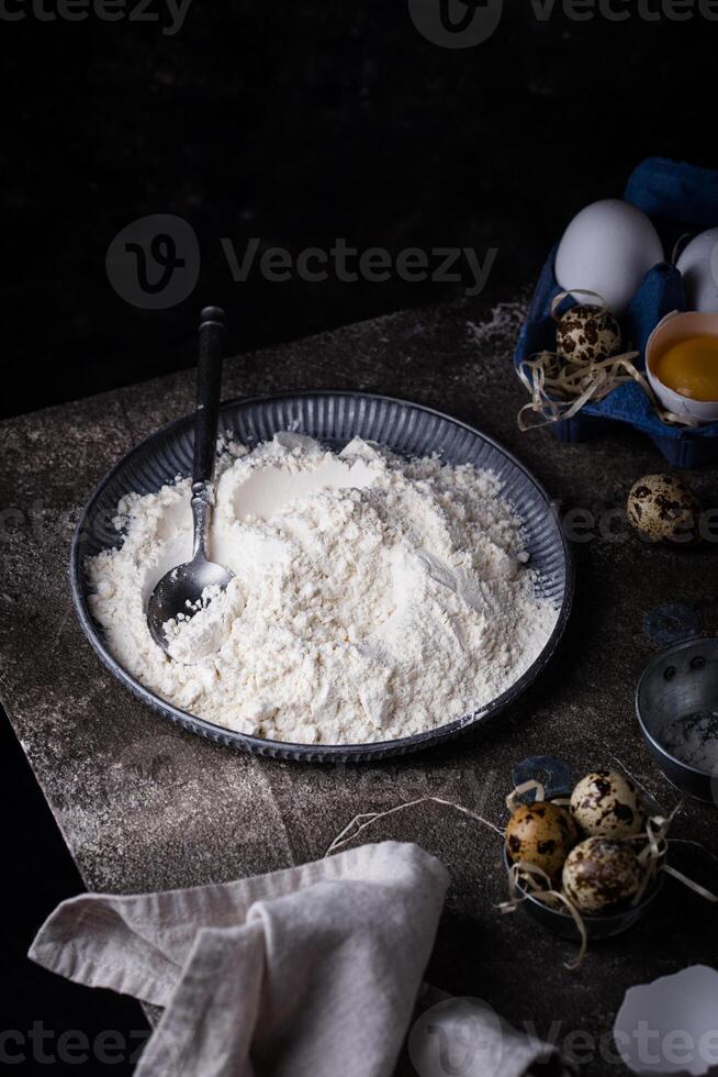 Backen Zutaten mit Mehl und Eier foto