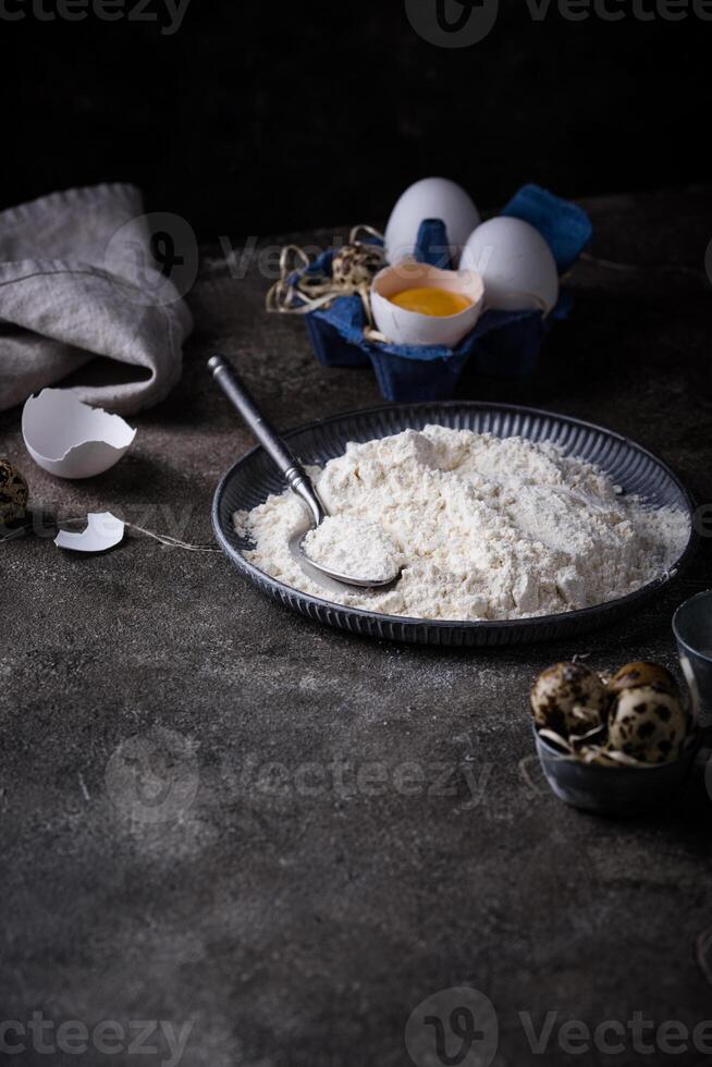 Backen Zutaten mit Mehl und Eier foto