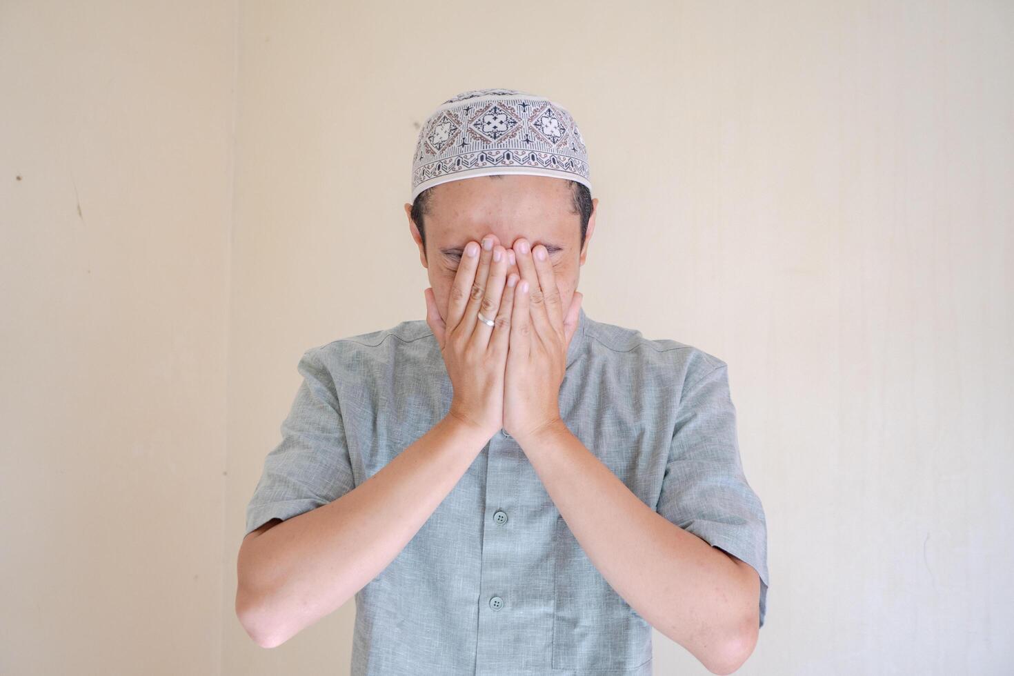 Moslem asiatisch Mann traurig Geste wann Ramadan Feier. das Foto ist geeignet zu verwenden zum Ramadhan Poster und Muslim Inhalt Medien.