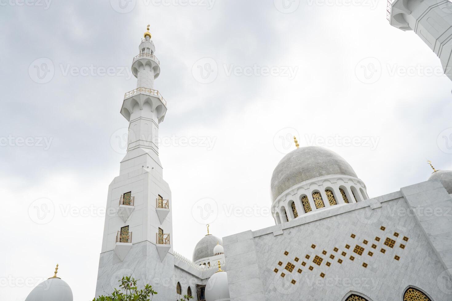 das größte Moschee auf das Solo zentral Java Mesjid Scheich zayed. das Foto ist geeignet zu verwenden zum Ramadhan Poster und Muslim Inhalt Medien.