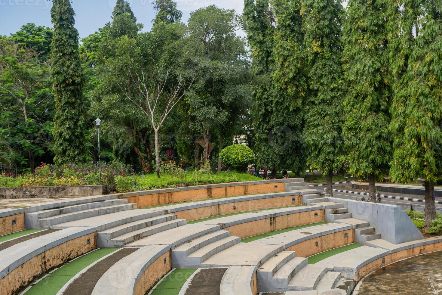 draussen Park auf Hinterhof von Jahrgang Haus. das Foto ist geeignet zum Park Hintergrund, entspannen und genießen Platz Inhalt Medien.