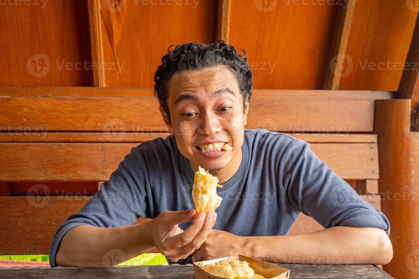 Mann Ausdruck Glücklich, lächeln, überrascht wann Essen das Banane Fritten. das Foto ist geeignet zu verwenden zum gesund Pflege, Mann Ausdruck Werbung und Täglich Aktivität Inhalt Medien.