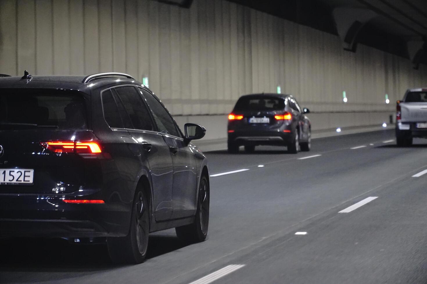 Warschau, Polen - - März 10., 2024 - - Autos Fahren im Abonnieren Tunnel foto