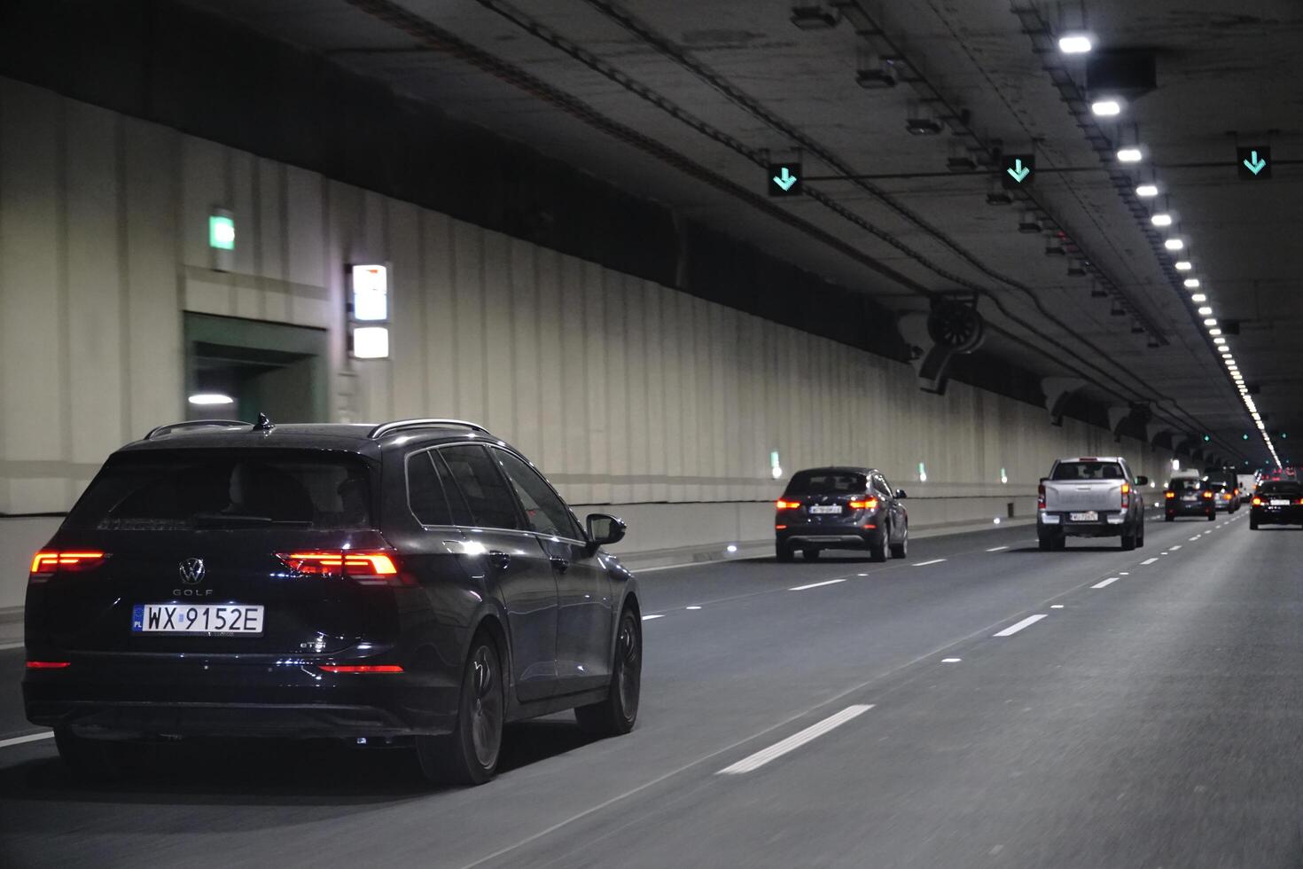 Warschau, Polen - - März 10., 2024 - - Fahren ein Auto im Abonnieren Tunnel foto