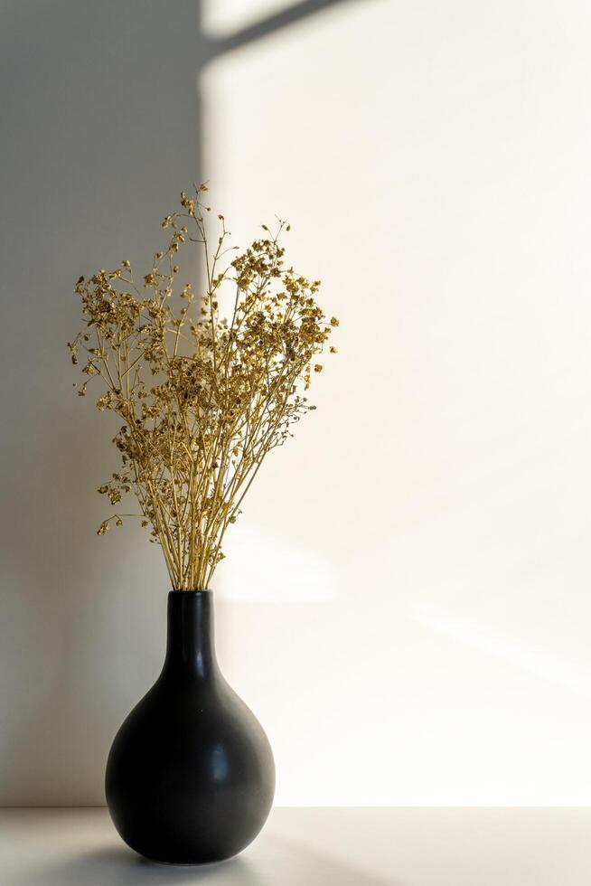 Vase mit dekorativ Gold Blumen foto