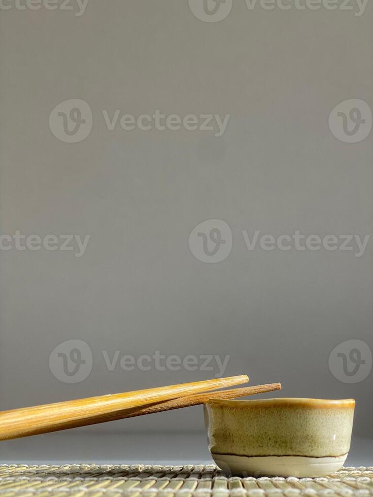 Essstäbchen und Schüssel von Soja Soße foto