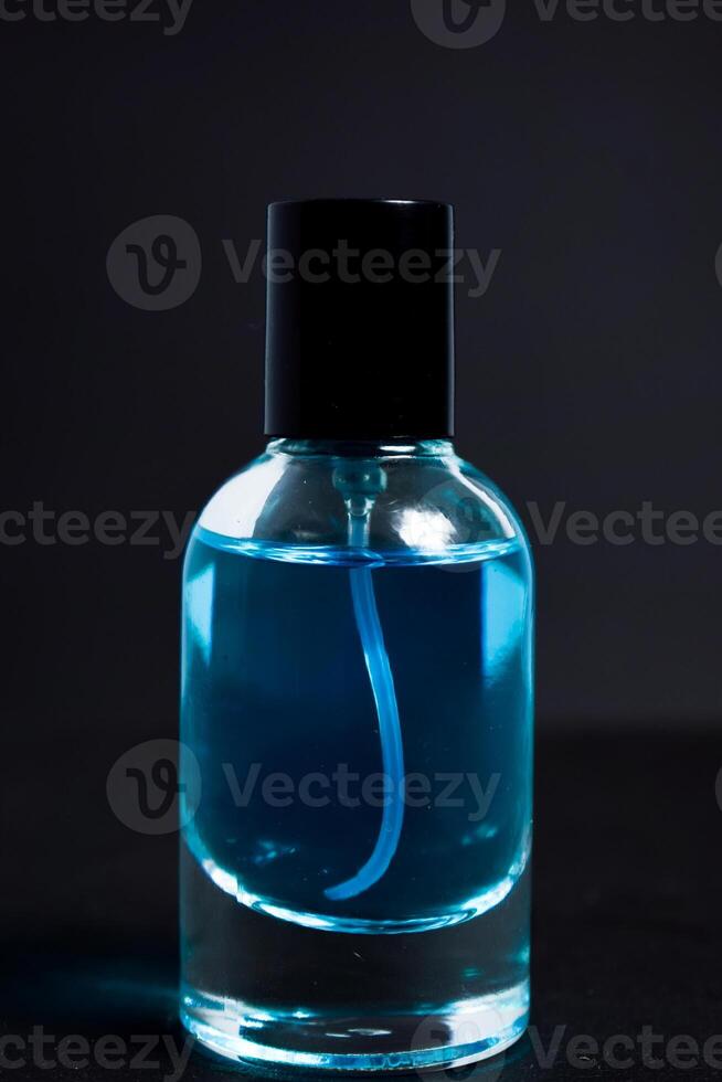 transparent Blau Flasche Parfüm isoliert schwarz Hintergrund zum spotten oben Design foto