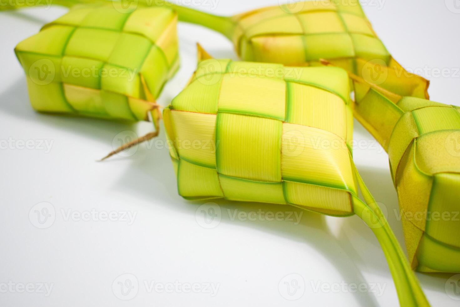 schließen oben Ketupat und Kopieren Raum mit isoliert Weiß Hintergrund. traditionell Kultur im Indonesien Begrüßung Ramadhan Jahreszeit foto