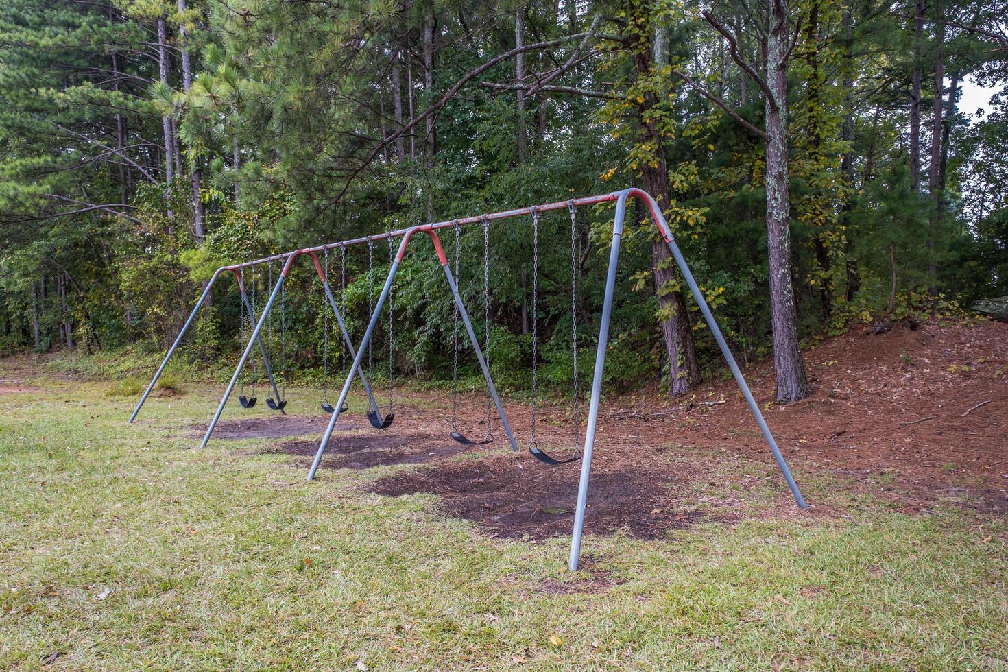 leeren Spielplatz schwingen einstellen beim das Park foto