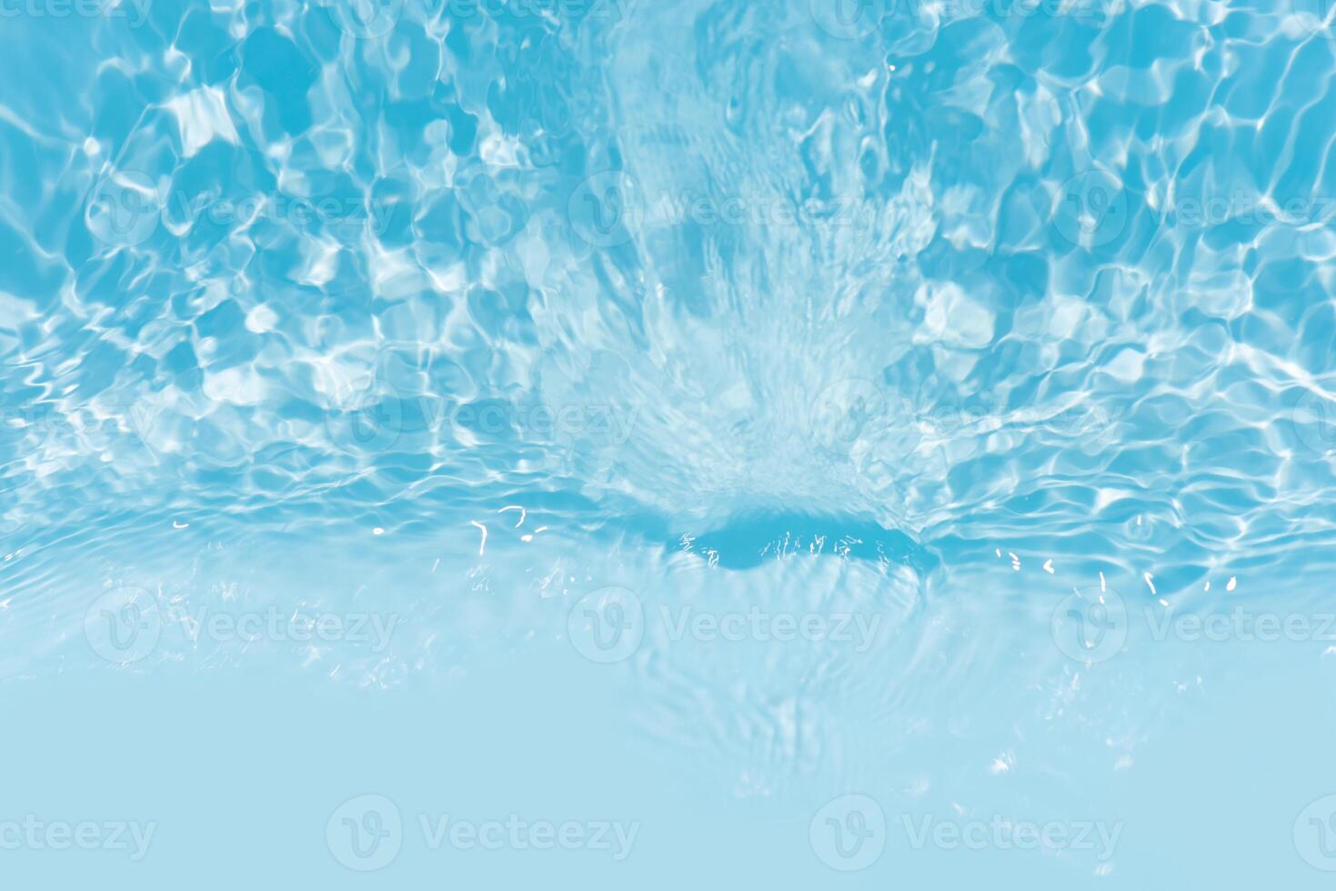 blaues Wasser Wellen auf das Oberfläche Wellen verschwommen. defokussieren verschwommen transparent Blau farbig klar Ruhe Wasser Oberfläche Textur mit Spritzen und Blasen. Wasser Wellen mit leuchtenden Muster Textur Hintergrund. foto