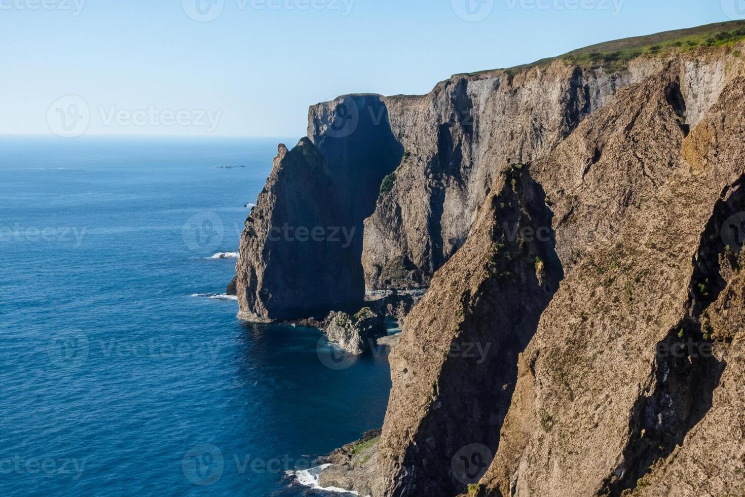 Strand Majestät atemberaubend Küsten Klippen Treffen atemberaubend Blau Meer, ein Schauspiel von der Natur Größe foto