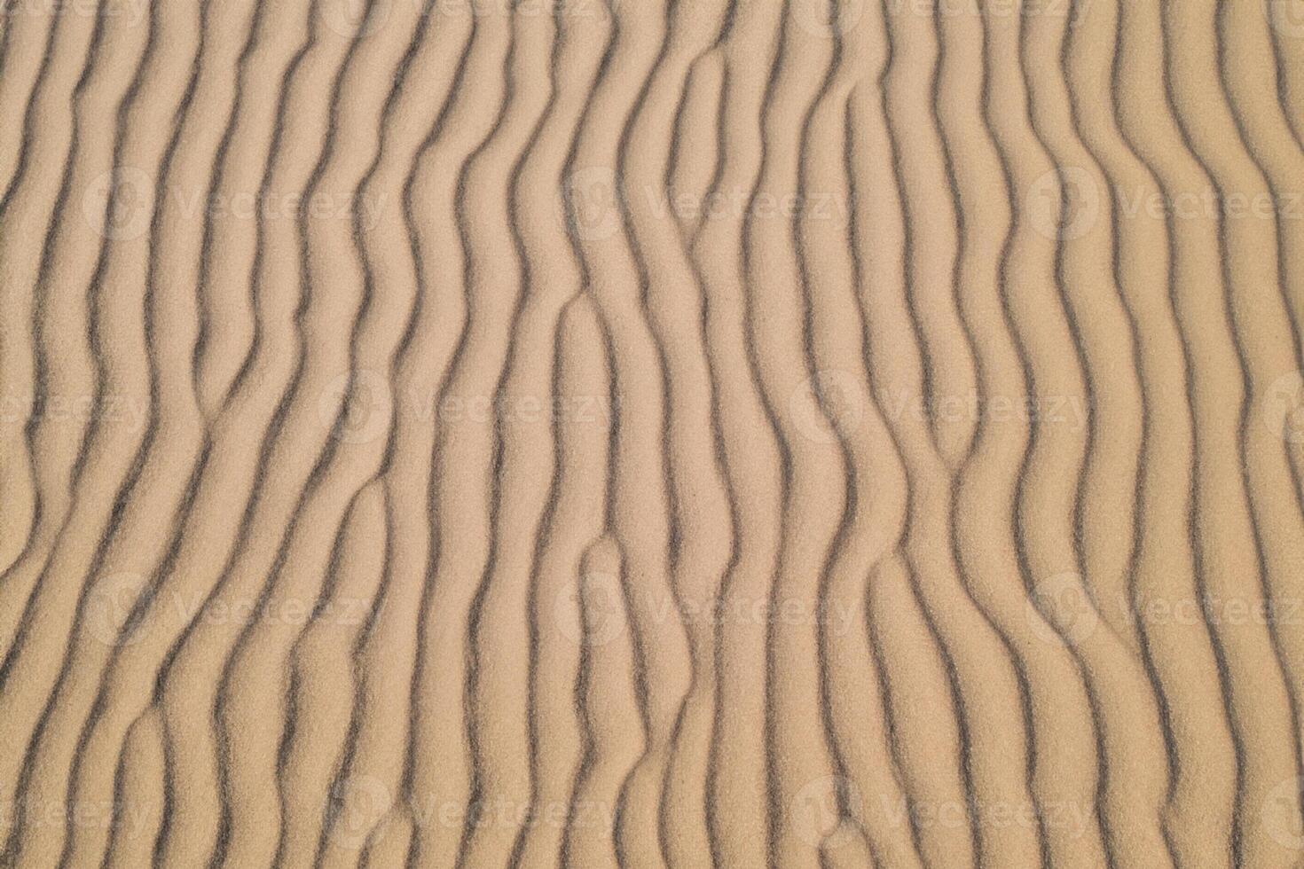 Horizont Oase Antenne Gelassenheit erfasst schön Strand Sand von über, ein still Tapisserie von Küsten Schönheit foto