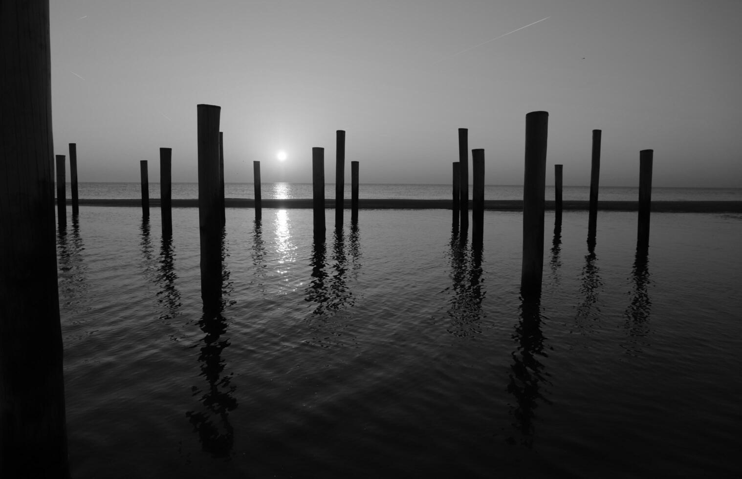 Sonnenuntergang im das Pole Dorf von petten im das Niederlande foto