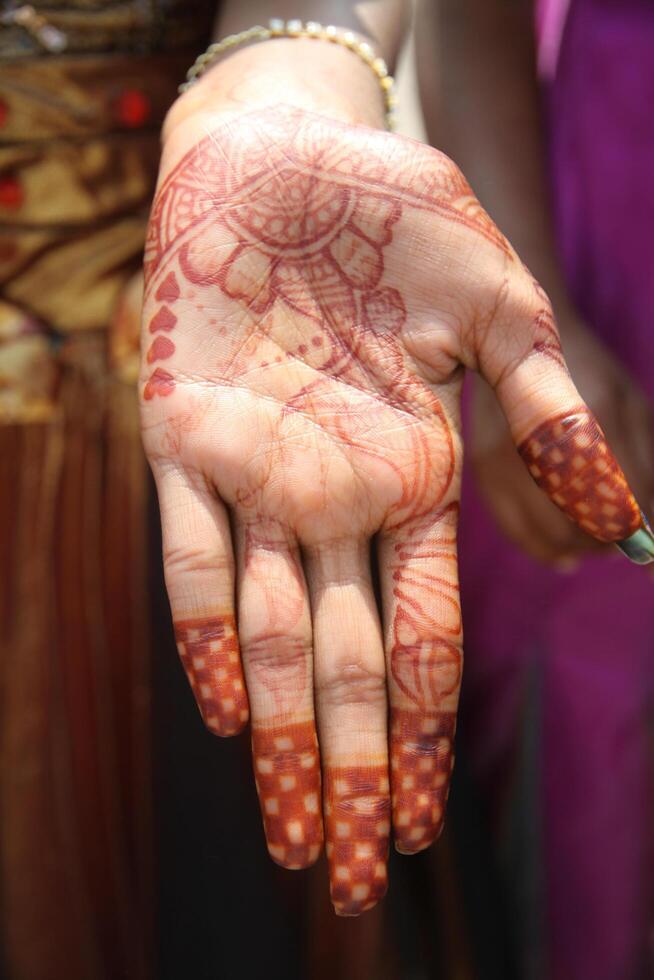 Henna oder mehndi Tätowierungen auf Hände foto