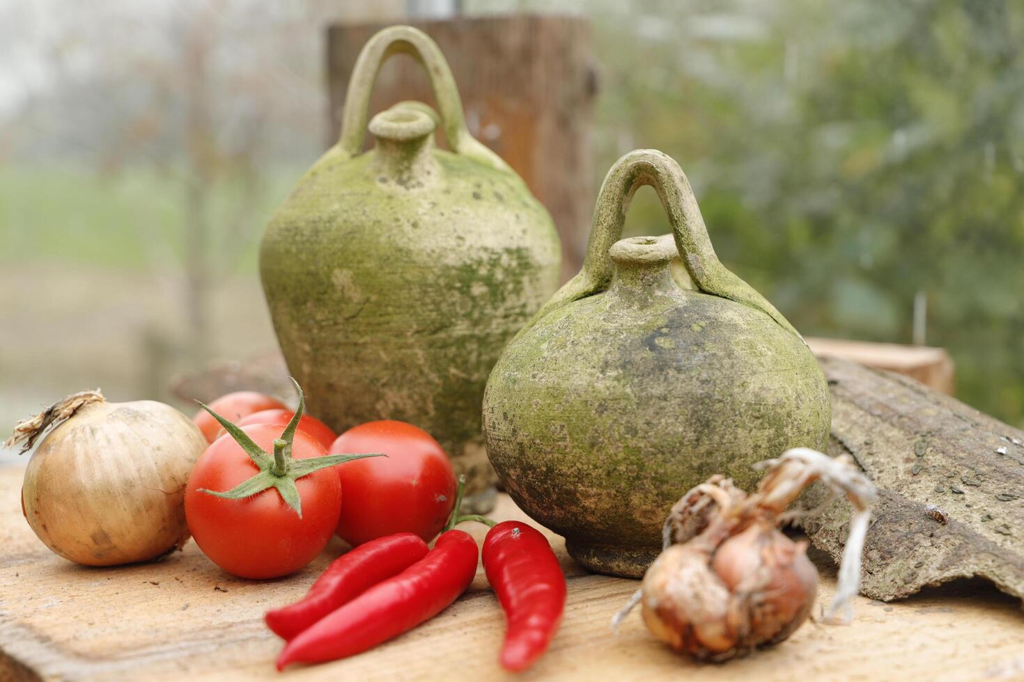 frisch Gemüse gepflückt frisch von das Garten im ein immer noch Leben mit zwei Gläser foto