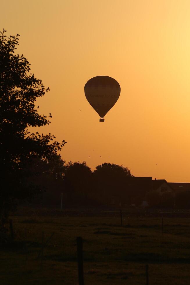 heiß Luft Ballon beim Sonnenuntergang foto