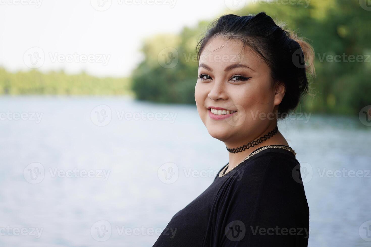 glücklich jung asiatisch Frau foto