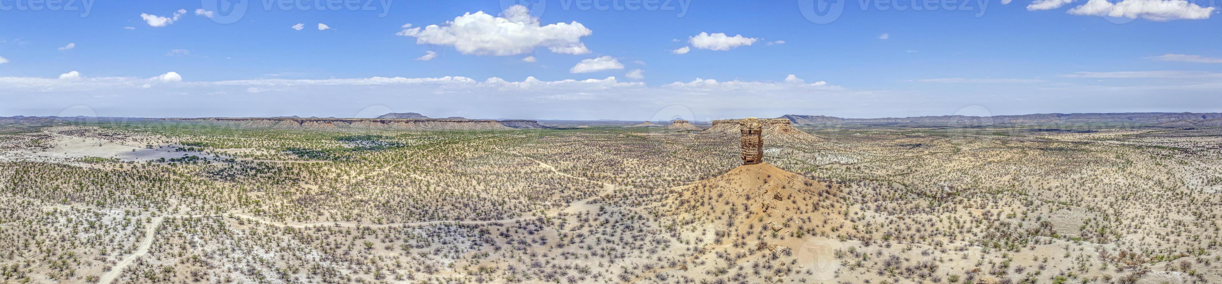 Drohne Panorama von das Landschaft um das berühmt Vingerklip Felsen Nadel im Nord Namibia während das Tag foto