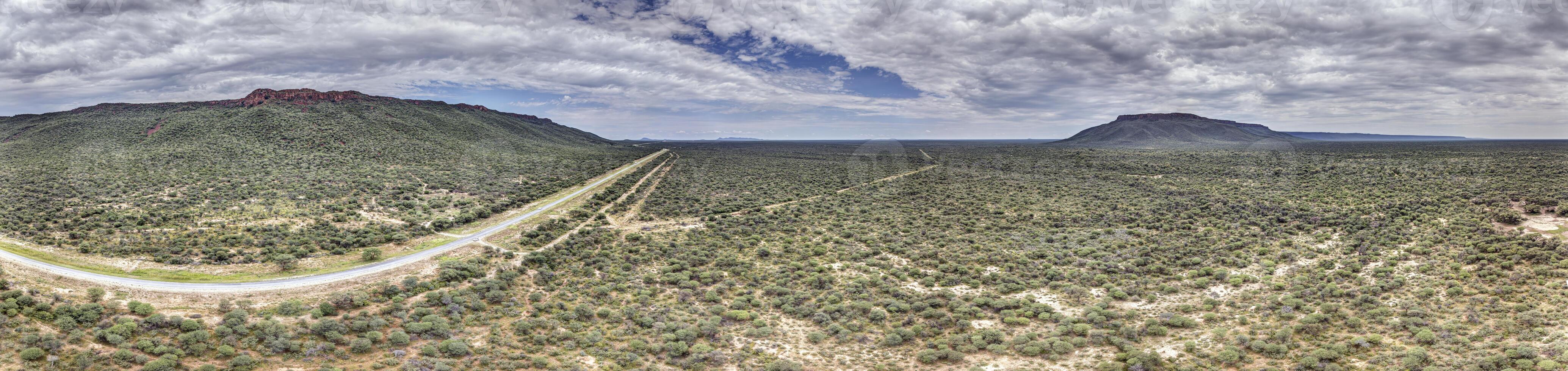 Drohne Panorama von das Landschaft um das Wasserberg im Namibia während das Tag foto