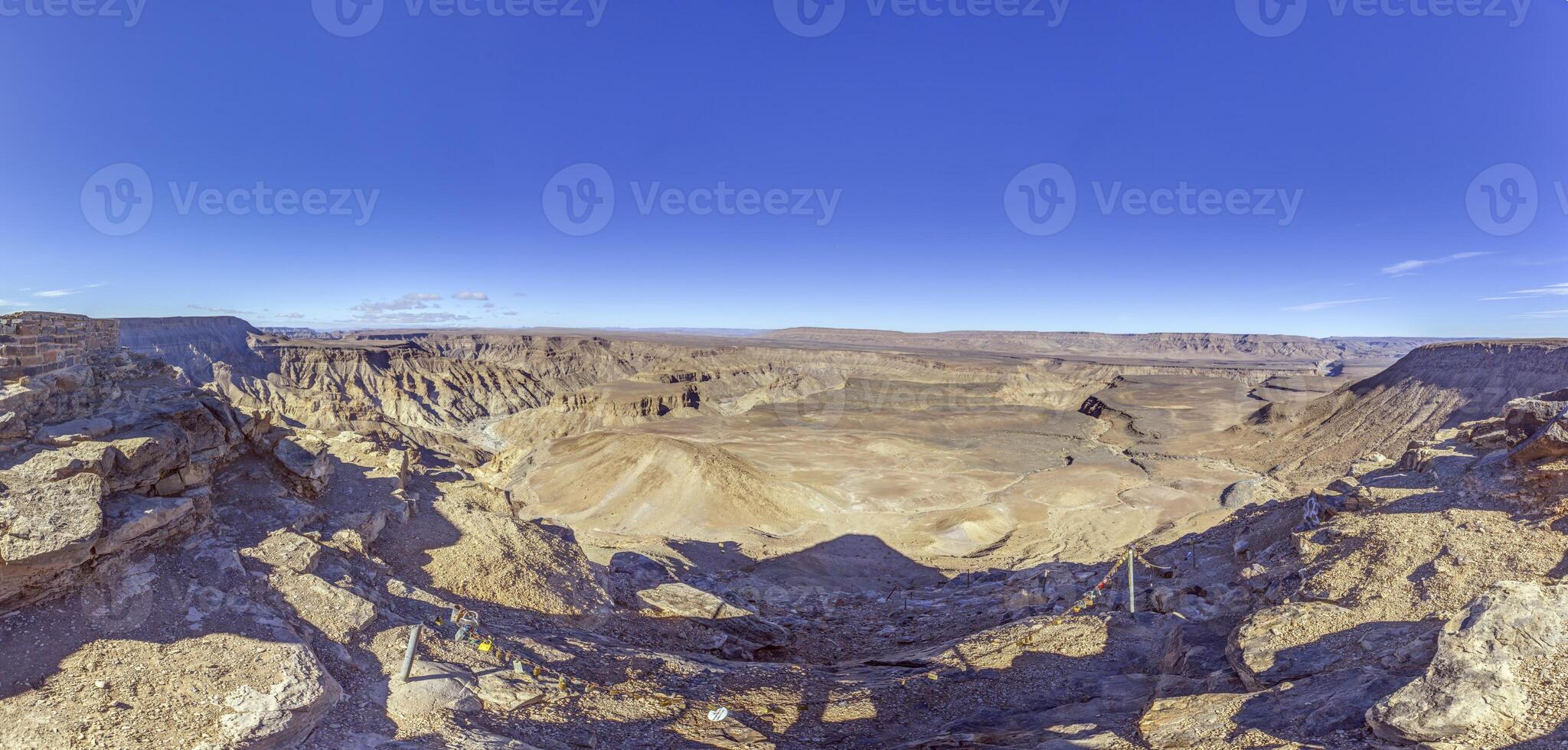 Panorama- Bild von das Fisch Fluss Schlucht im Namibia genommen von das Oberer, höher Kante von das Süd Seite foto