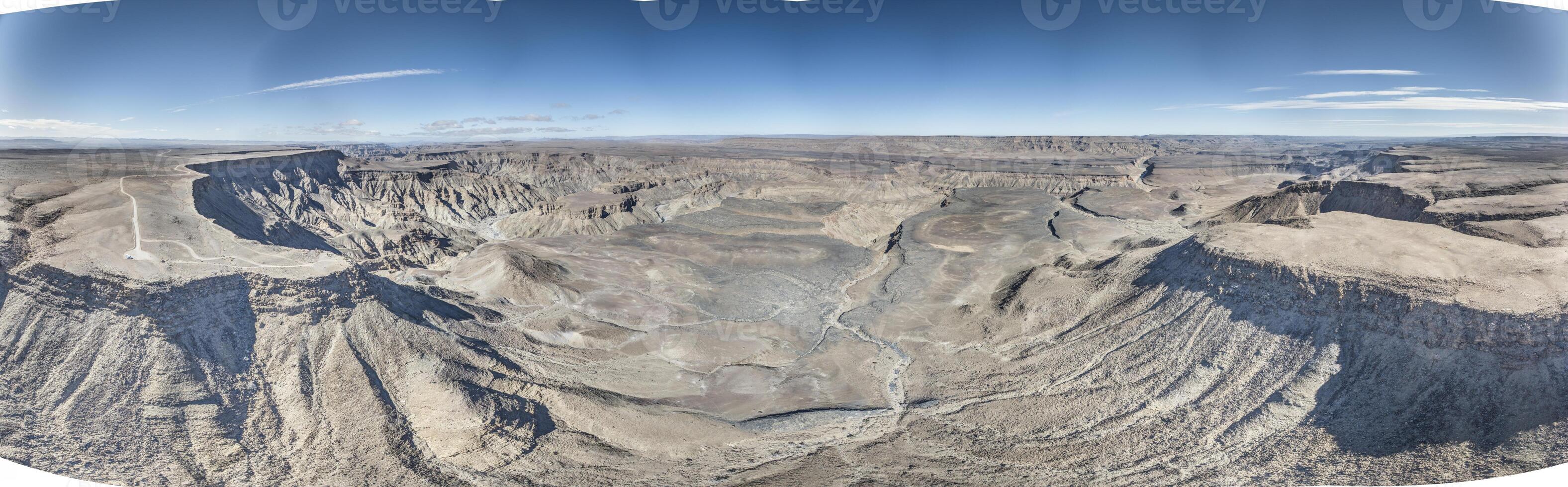 Panorama- Drohne Bild von das Fisch Fluss Schlucht im Namibia genommen von das Oberer, höher Kante von das Süd Seite foto