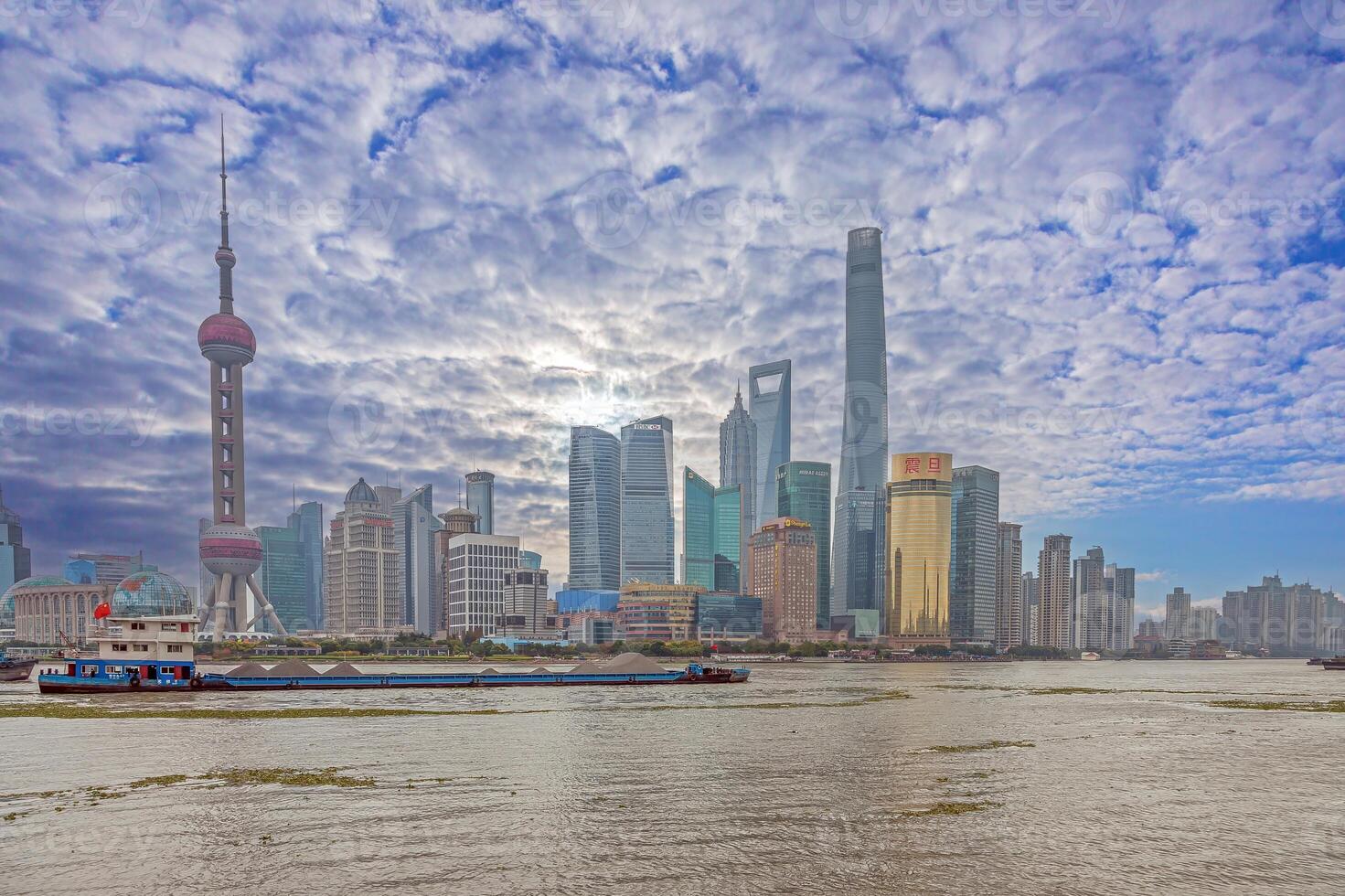 Panorama- Aussicht von das Huangpu Fluss und das Shanghai Horizont von das Bund foto