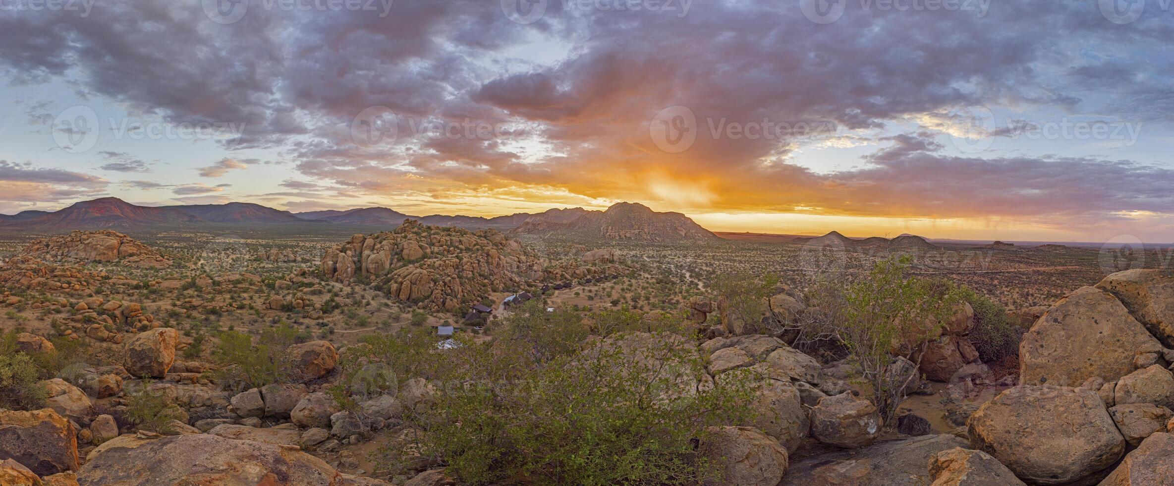 Panorama- Bild von Damaraland im Namibia während Sonnenuntergang foto