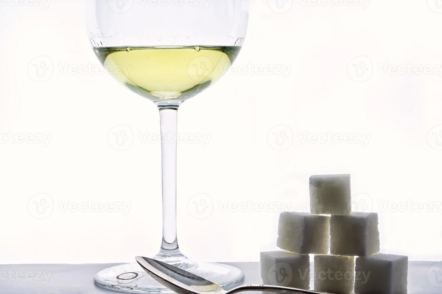 Absinth mit Zuckerstapel foto