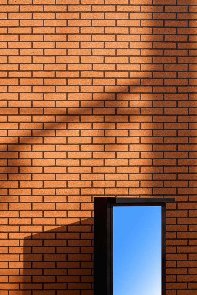 leer Stahl Plakatwand Stand mit Ausschnitt Pfad auf künstlich Backstein Mauer von Jahrgang Restaurant mit Sonnenlicht und Schatten auf Oberfläche foto