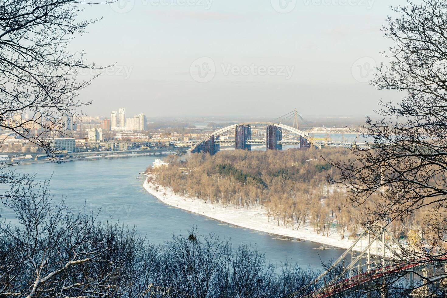 Aussicht von das Dnjepr Fluss und Brücken, das Stadt foto