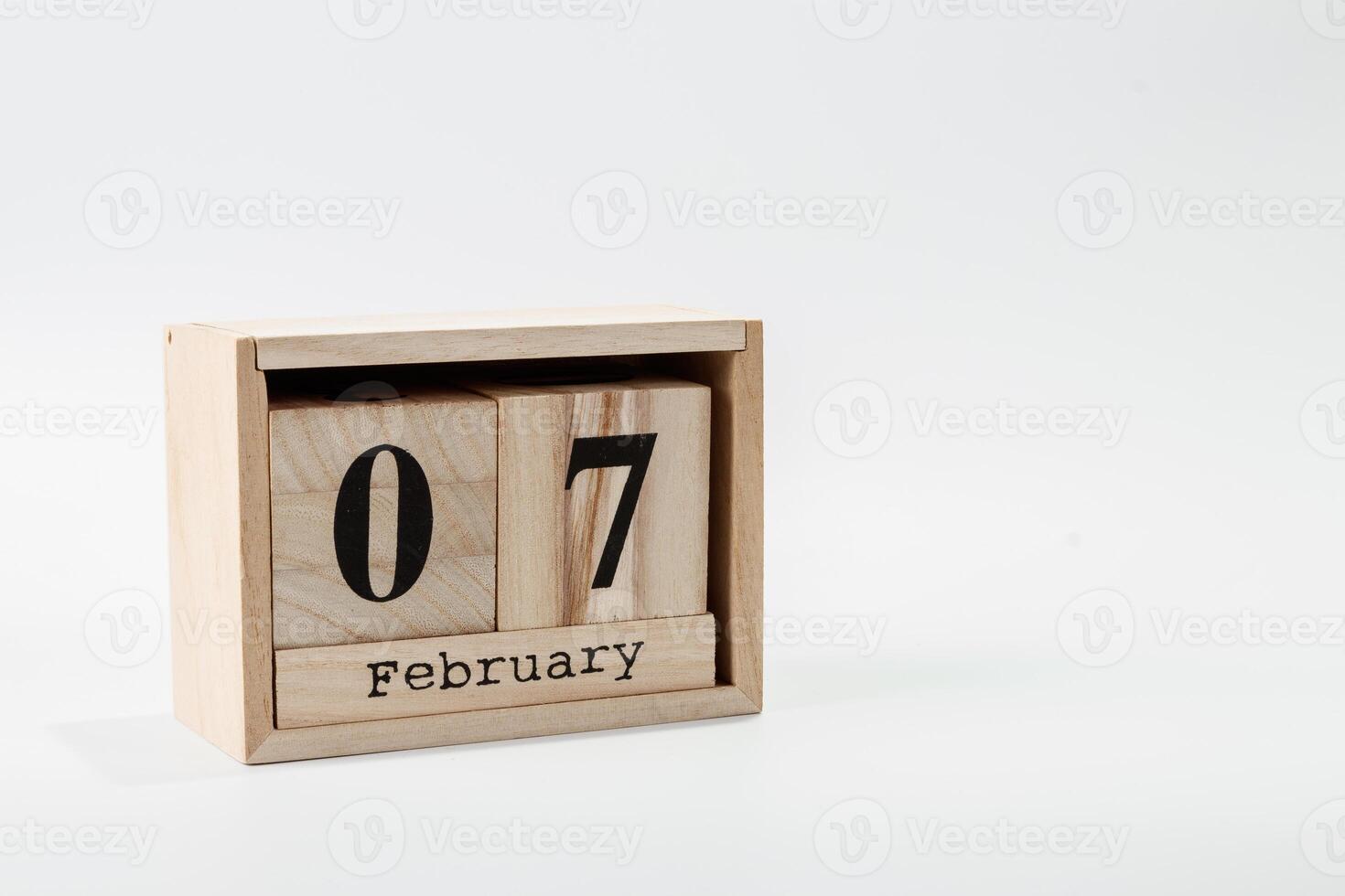 hölzern Kalender Februar 07 auf ein Weiß Hintergrund foto