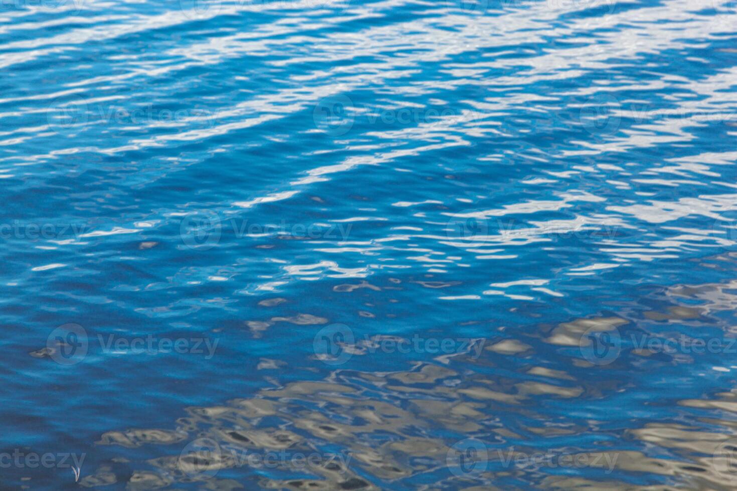 schön Meer Landschaft mit Wellen von Blau Farbe foto