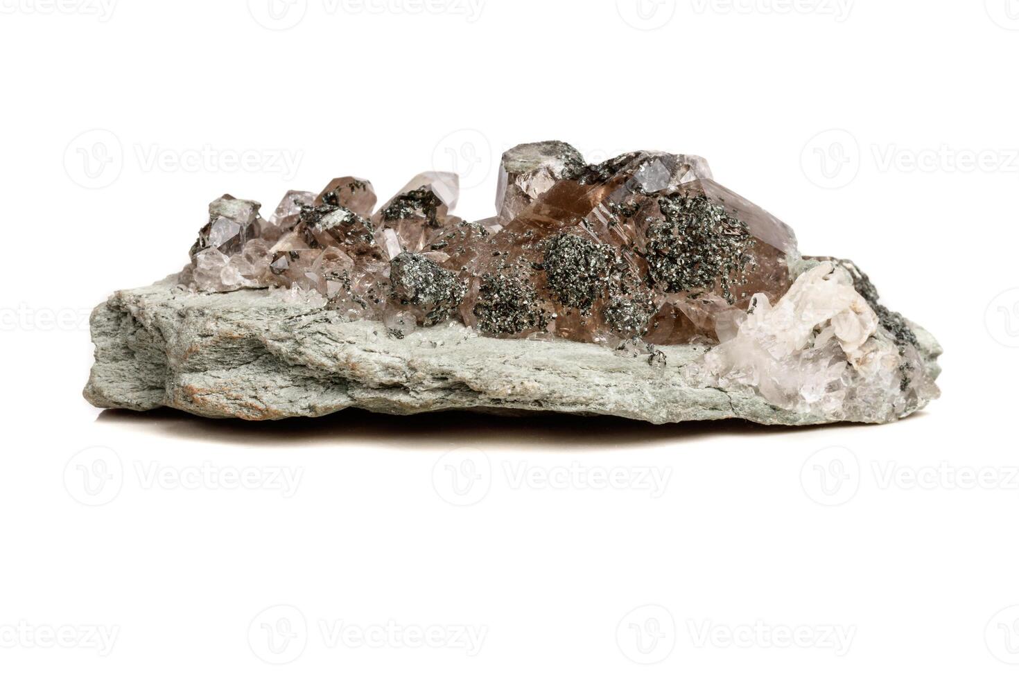 Makro Mineral Stein Quarz Chlorit Palygorskit Felsen auf ein Weiß Hintergrund foto