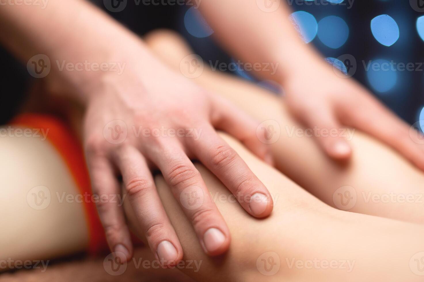 Massage streicheln das Knöchel Muskeln im ein Fachmann Büro im ein flach Tiefe von Feld. foto