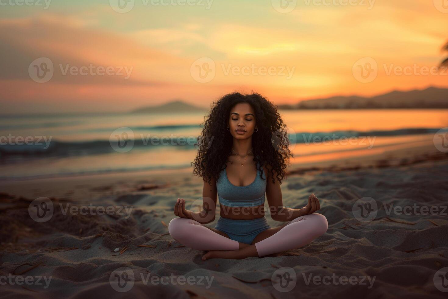 ein jung schwarz Frau mit lange lockig Haar tun Yoga auf das Strand foto