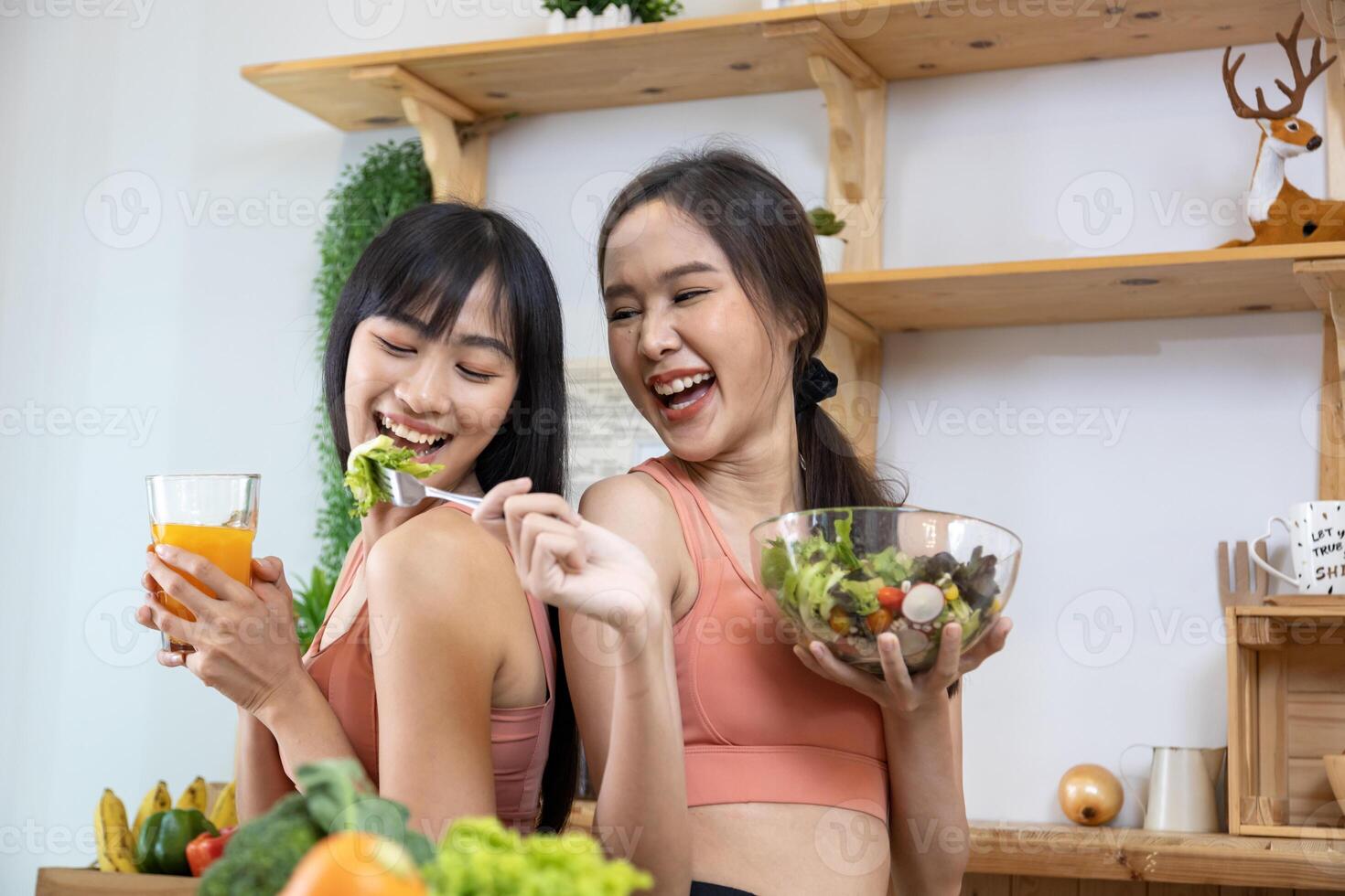 asiatisch Paar von gleich Sex Ehe umarmen jeder andere während Kochen gesund Salat zusammen im Küche während Stolz Monat zu fördern Gleichberechtigung und Unterschiede von homosexuell und Diskriminierung foto