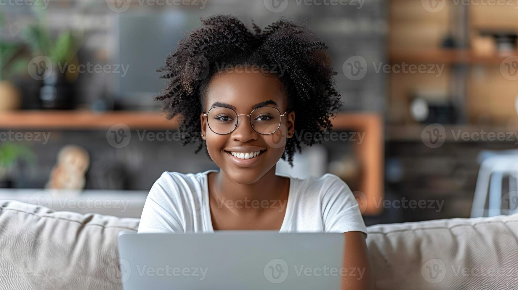 ein Frau Sitzung auf ein Couch, mit ein Laptop foto