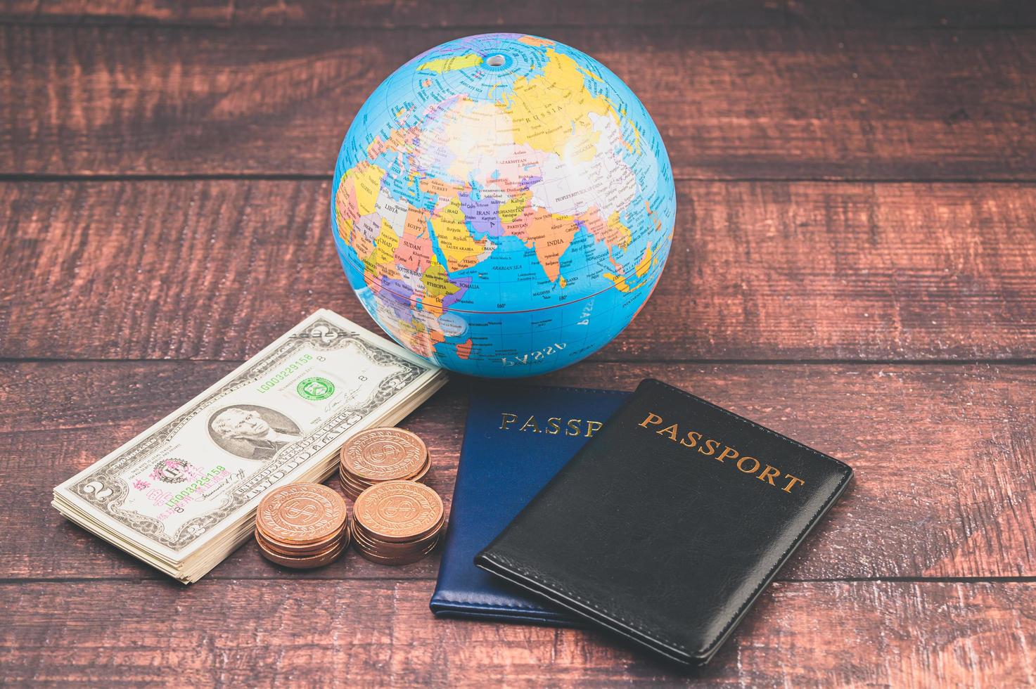 Reisepass sparen Geld für Reisen und Geschäfte auf der ganzen Welt. foto