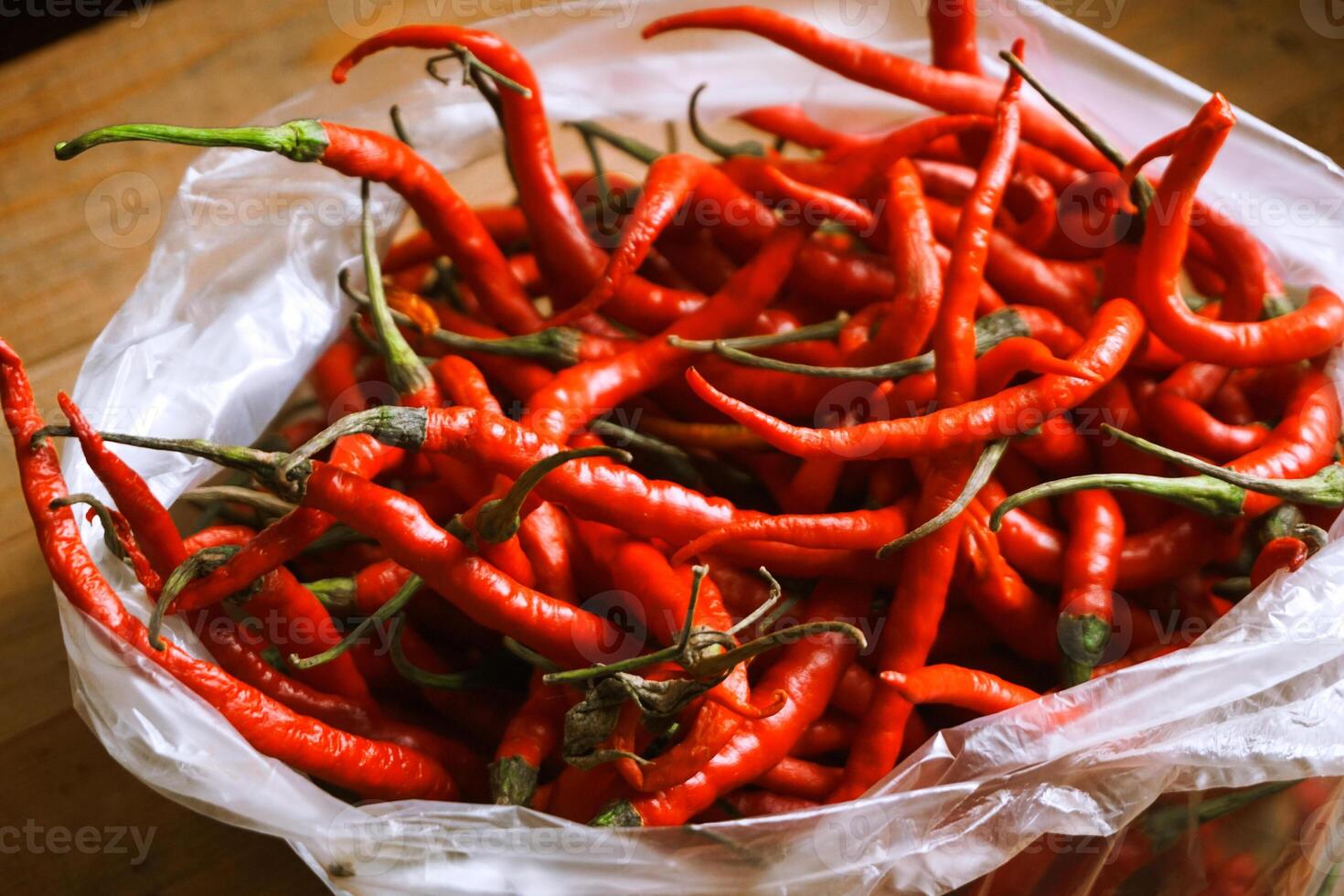 rot Chilischoten im ein Plastik Tasche foto