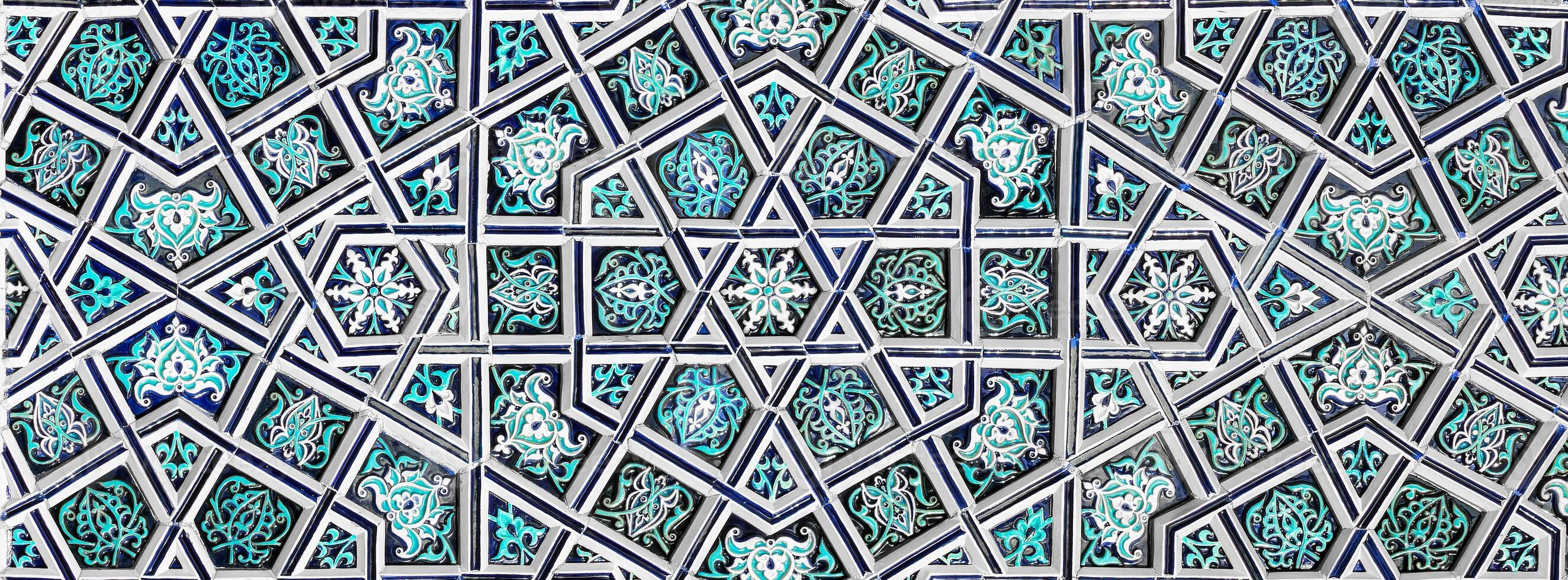 geometrisch traditionell islamisch Ornament. Fragment von ein Keramik Mosaik. abstrakt Hintergrund. foto