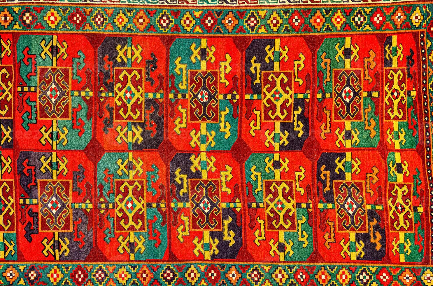 bunt Jahrgang Teppich gemacht durch Hand. orientalisch Handarbeit von das 19 .. Jahrhundert. abstrakt Hintergrund. foto
