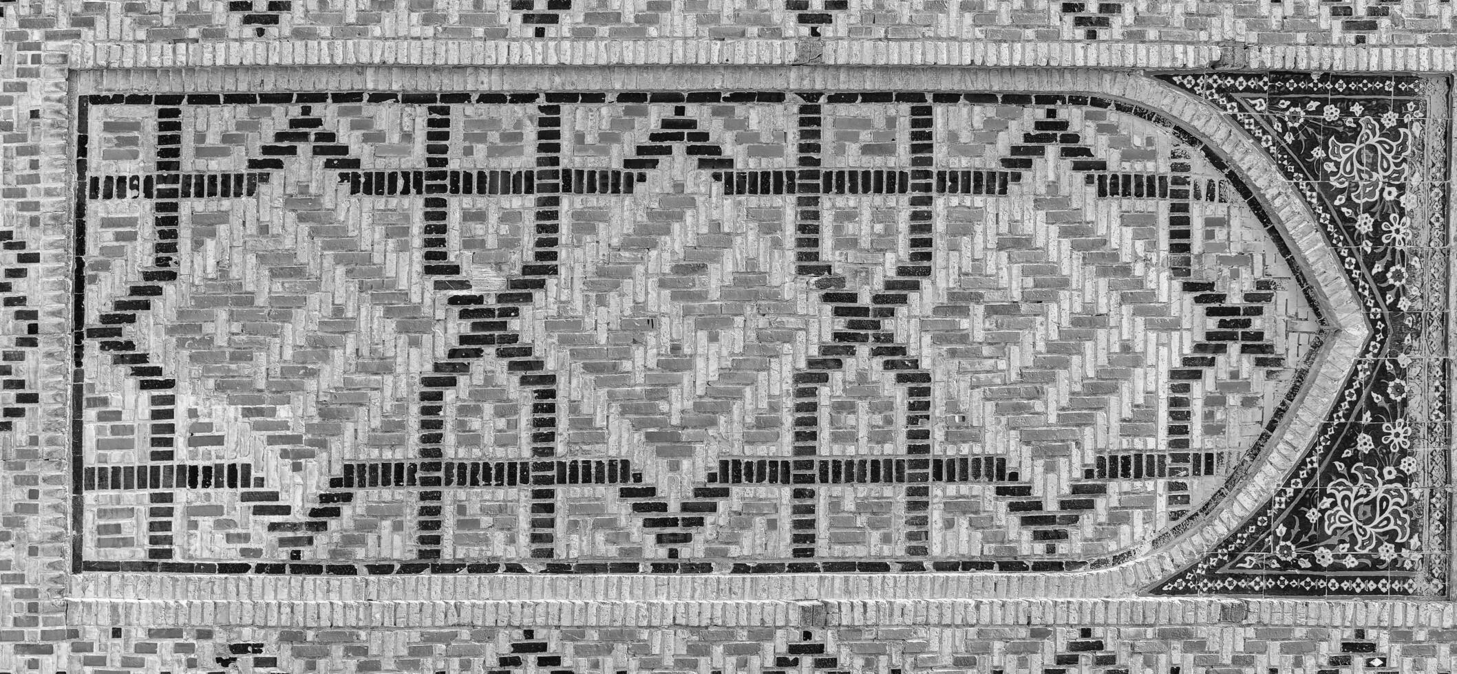 geometrisch traditionell islamisch Ornament. Fragment von ein Keramik Mosaik. schwarz und Weiß. foto