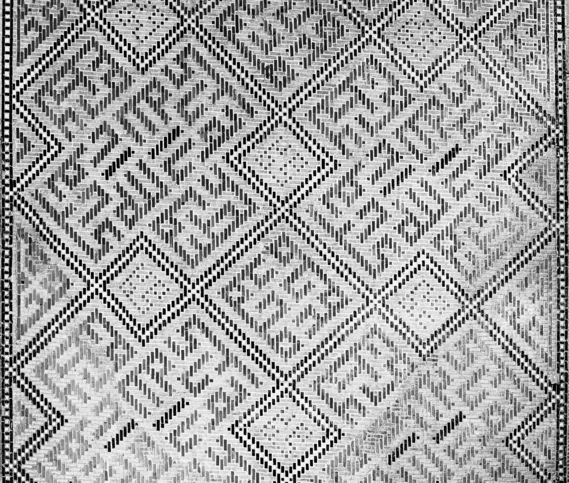 geometrisch traditionell islamisch Ornament. Fragment von ein Keramik Mosaik. schwarz und Weiß. foto