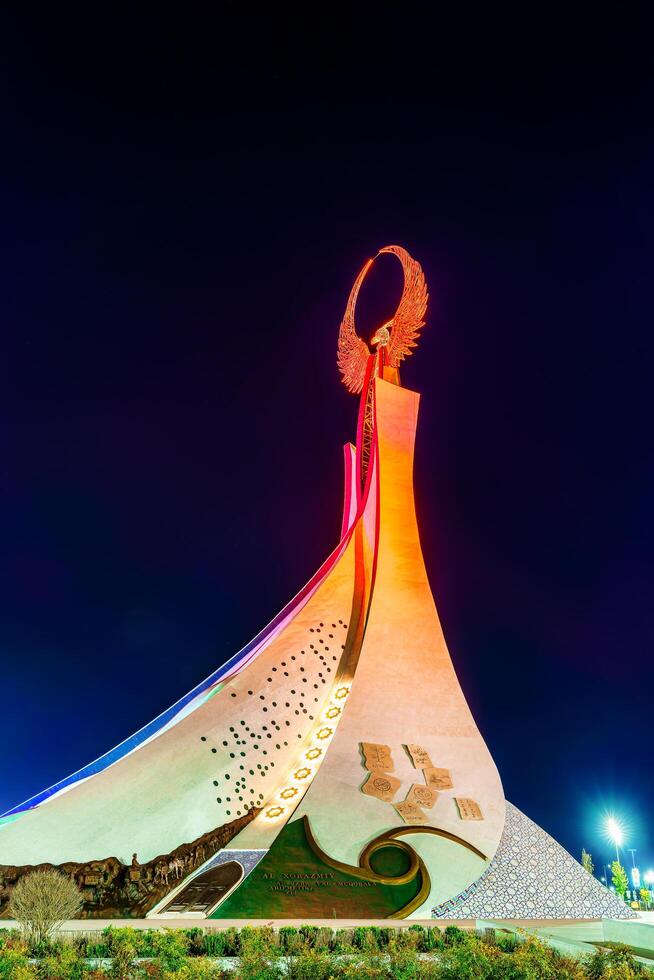 Usbekistan, Taschkent - - April 25, 2023 beleuchtet Monument von Unabhängigkeit im das bilden von ein Stele mit ein Humo Vogel im das Neu Usbekistan Park beim nachts. foto