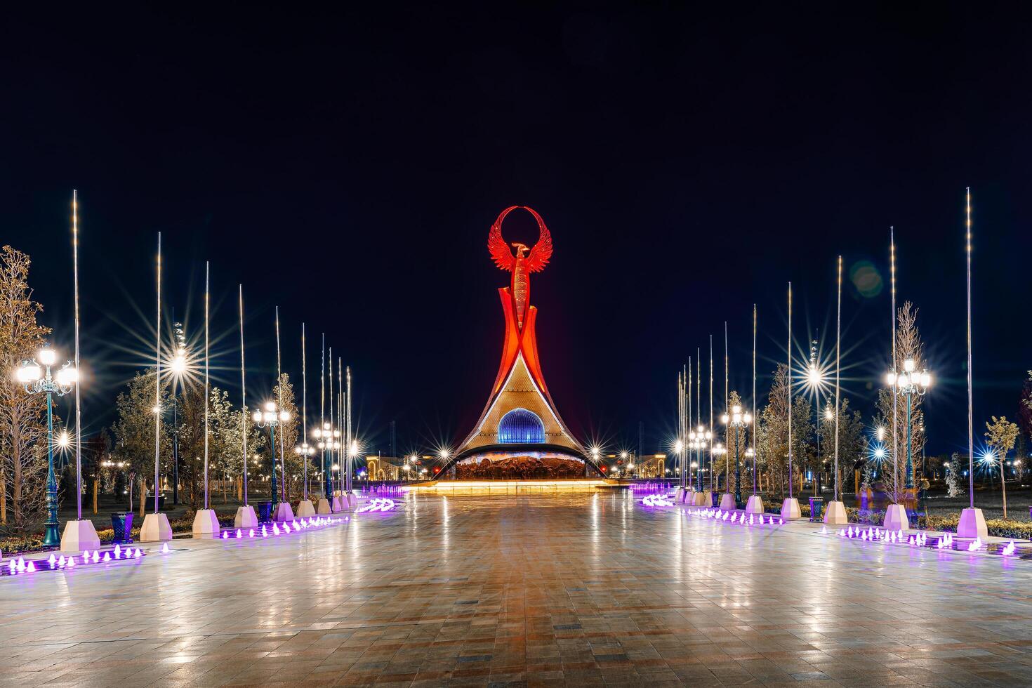 Usbekistan, Taschkent - - April 25, 2023 beleuchtet Monument von Unabhängigkeit im das bilden von ein Stele mit ein Humo Vogel im das Neu Usbekistan Park beim nachts. foto